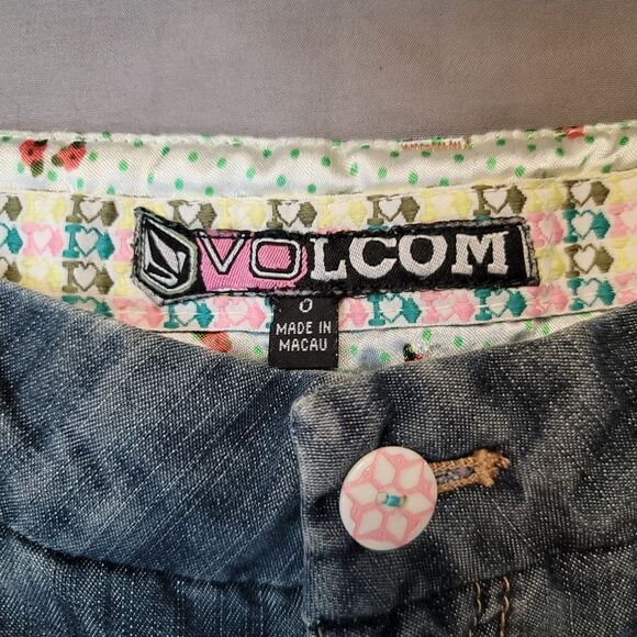Vintage 90s kids Volcom Jean shorts - size 0, floral inside lining made in Macau - Picture 2 of 9